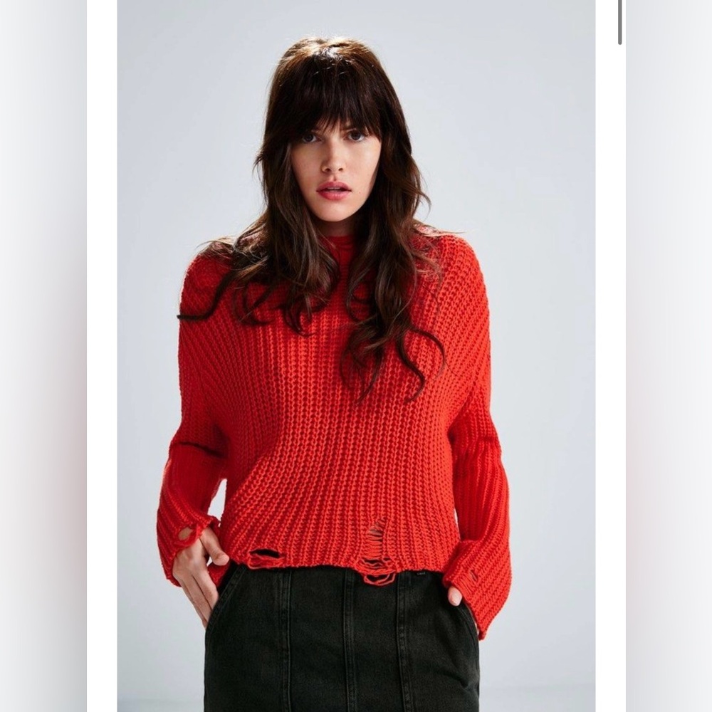 ZARA - DISTRESSED CROPPED KNIT SWEATER - SIZE SMALL